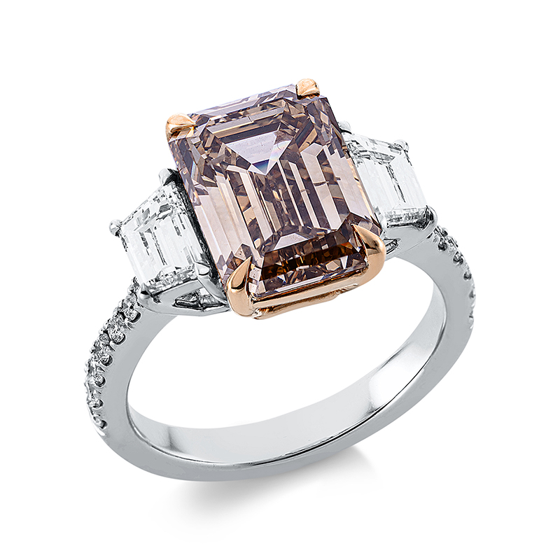Image 90000986 - Ring 18 kt WG RG, GIA559264099, 14 Brillanten 0,24 ct, TW-vsi/si, 2 Trapeze 0,81 ct, ...