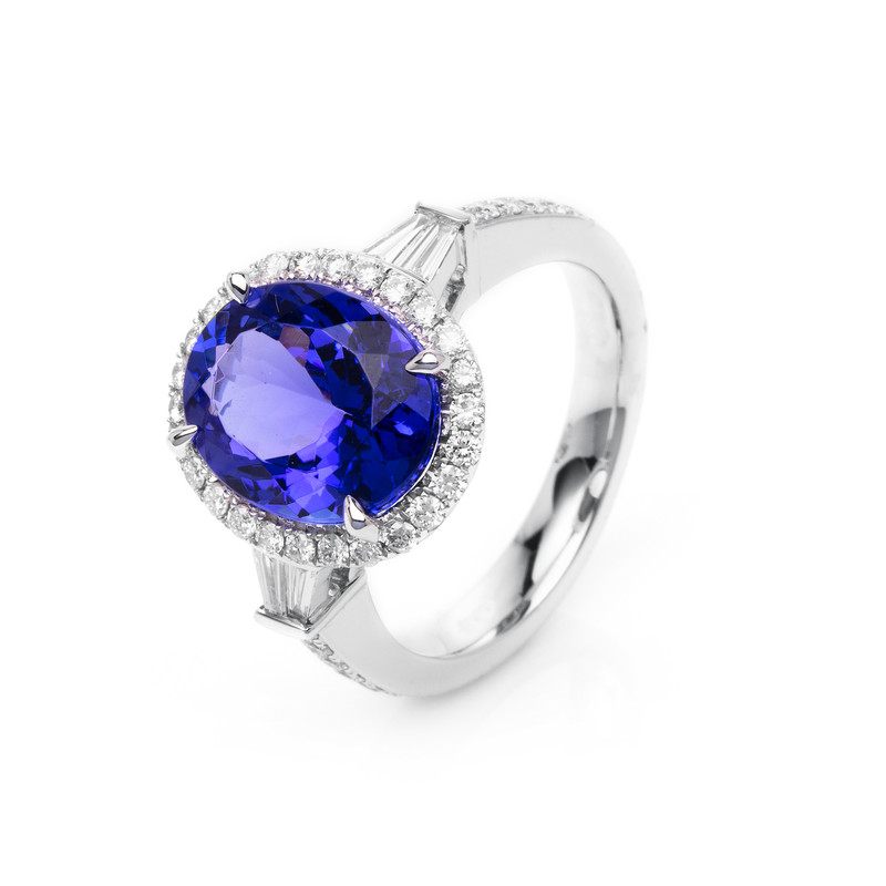 Image 90002750 - Ring 18 kt WG, 4 Baguette 0,17 ct, TW-si, 38 Brillanten 0,51 ct, TW-si, 1 Tansanit 5,14 ...