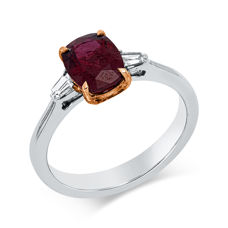 Image 90002775 - Ring 18 kt WG RG, 2 Trapeze 0,13 ct, TW-vsi, 1 Rubin 1,73 ct rot, H:11,2 mm, B:7,5 mm, ...
