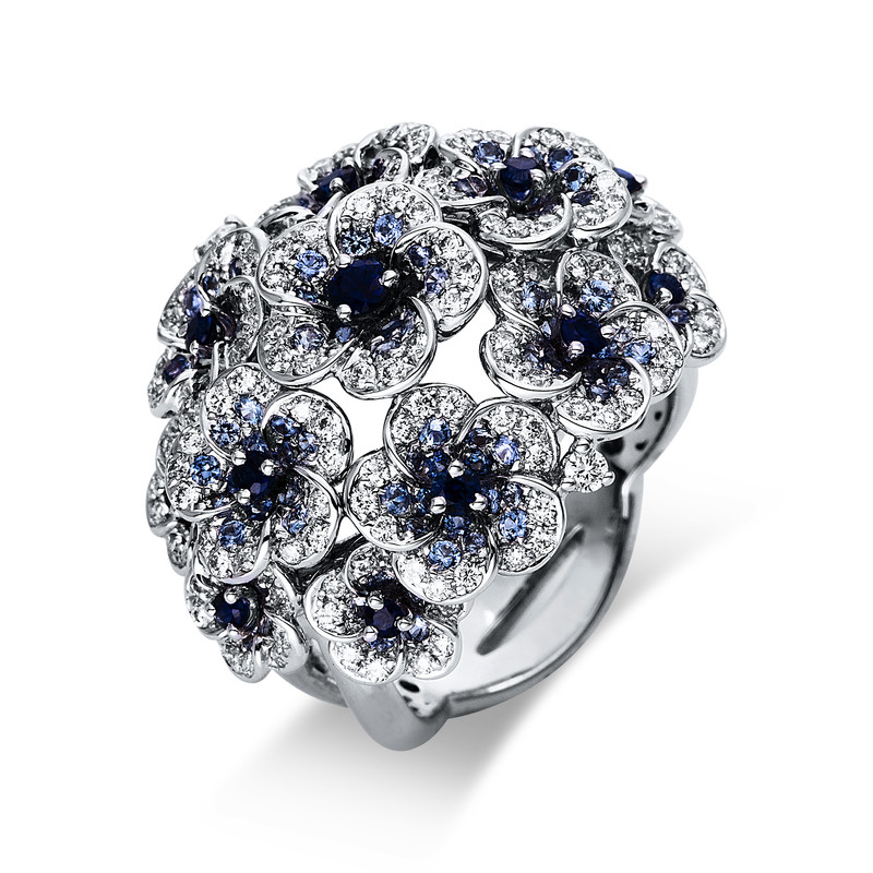 Image Ring 18 kt WG, 167 Brillanten 0,83 ct, TW-vsi/si, 148 Saphire 1,34 ct blau, Weite:53