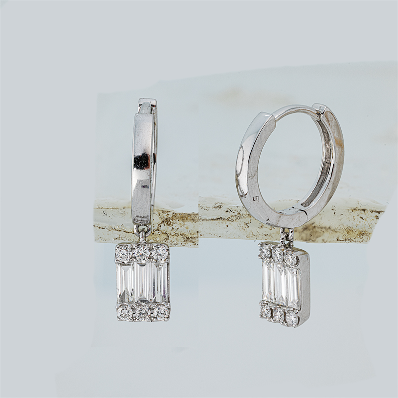Image 90005156 - Ohrschmuck 18 kt WG, 6 Baguette 0,34 ct, F-vsi/si, 12 Brillanten 0,15 ct, ...