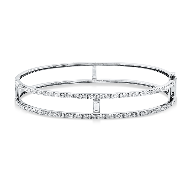 Image Armreif 18 kt WG, 1 Bag. 0,11 ct, TW-si, 104 Brillanten 1,53 ct, TW-si, H:58,0 mm, B:48,0 ...