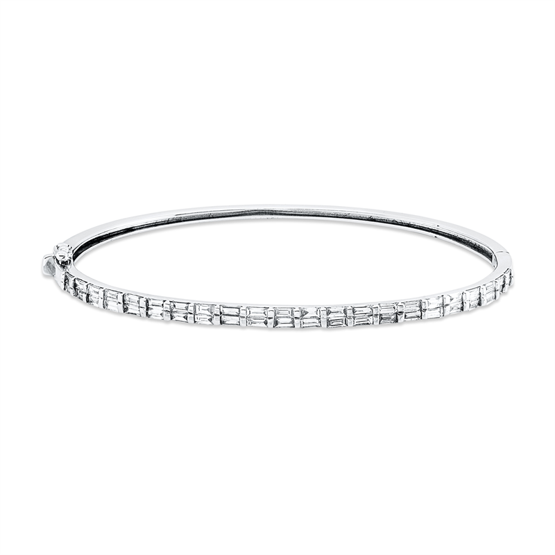 Image Armreif 18 kt WG, 44 Baguette 1,52 ct, TW-vsi, H:53,4 mm, B:62,9 mm, S:2,5 mm. ...