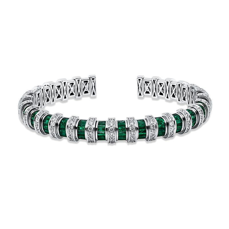 Image 90011445 - Armreif 18 kt WG, 133 Brillanten 1,82 ct, TW-vsi, 84 Smaragde 2,64 ct grün, H:43,0 mm, ...