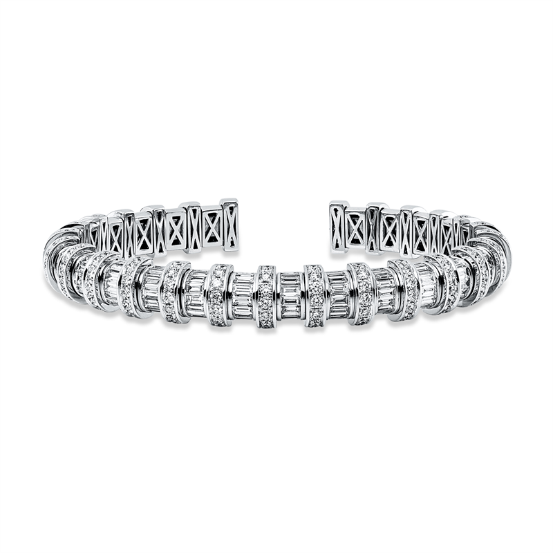 Image 90011446 - Armreif 18 kt WG, 133 Brillanten 1,87 ct, TW-vsi, 84 Baguette 2,48 ct, TW-vsi, H:43,0 mm, ...